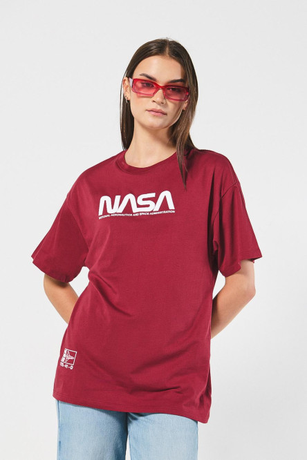 Camiseta oversize roja con manga corta y diseño de NASA