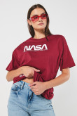 Camiseta femenina fit super oversize manga corta, con estampado en frente de Nasa.