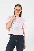 Camiseta crop top rosada clara con estampado femenino