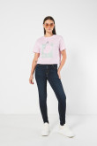 Camiseta crop top rosada clara con estampado femenino