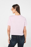 Camiseta crop top rosada clara con estampado femenino