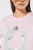 Camiseta crop top rosada clara con estampado femenino