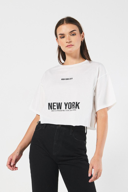 Camiseta crema crop top oversize con diseños college