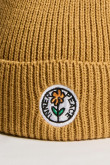 Gorro tejido café claro con diseño de flor bordada