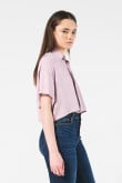 Blusa crop top lila clara con cuello camisero y manga corta