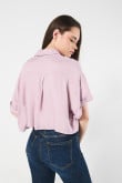 Blusa crop top lila clara con cuello camisero y manga corta