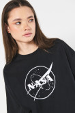 Camiseta oversize manga corta negra con arte de NASA