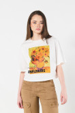 Camiseta crop top crema oversize con diseño artístico floral