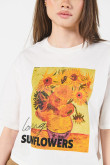 Camiseta crop top crema oversize con diseño artístico floral