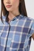 Blusa a cuadros unicolor con hombro rodado y manga corta