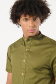 Camisa cuello neru o mao, manga corta en slim fit