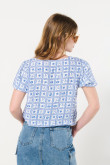 Blusa unicolor crop top estampada con cuello V