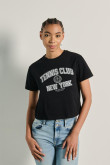 Camiseta unicolor crop top con texto college deportivo