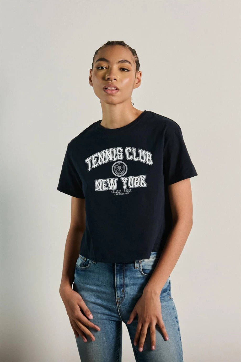 Camiseta unicolor crop top con texto college deportivo