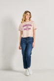 Camiseta unicolor crop top con texto college deportivo