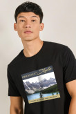 Camiseta unicolor cuello redondo con paisaje artístico