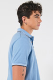 Camiseta unicolor polo con rayas en cuello y puños