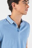 Camiseta unicolor polo con rayas en cuello y puños