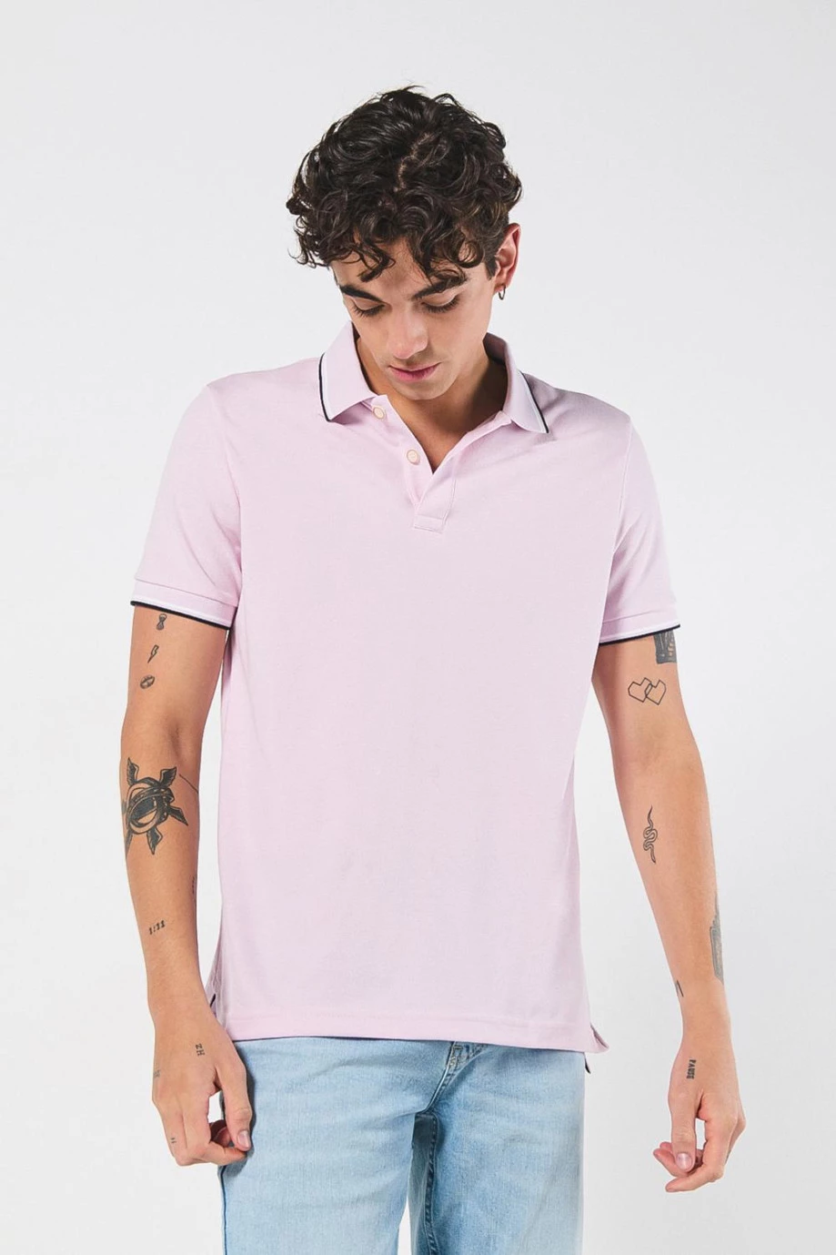 Camiseta polo unicolor con manga corta y botones en frente