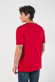 Camiseta roja manga corta con texto college blanco