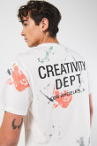 Camiseta crema cuello redondo con diseños artísticos