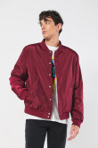 Chaqueta bomber roja liviana con cierre de broches