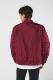 Chaqueta bomber roja liviana con cierre de broches