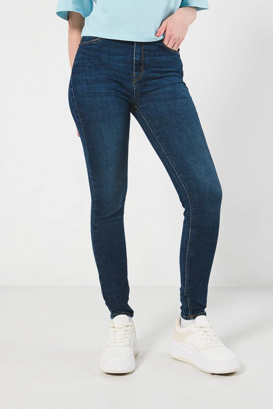 Jean jegging azul oscuro con bolsillos y tiro súper alto