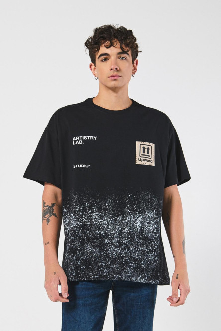 Camiseta oversize negra con estampados artísticos