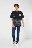 Camiseta oversize negra con estampados artísticos