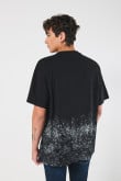 Camiseta oversize negra con estampados artísticos