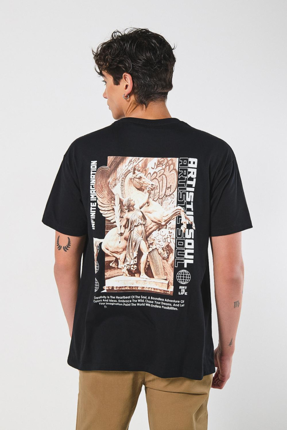 Camiseta negra con diseño de escultura y cuello redondo