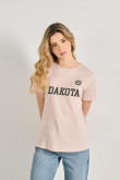 Camiseta unicolor con texto college de Dakota y manga corta