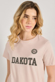 Camiseta unicolor con texto college de Dakota y manga corta