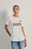 Camiseta unicolor con texto college de Dakota y manga corta