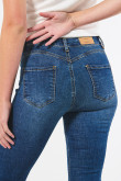 Jean push up azul oscuro con realce posterior y tiro alto