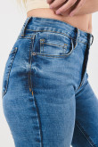 Jean jegging tiro alto azul ajustado con desgastes sutiles