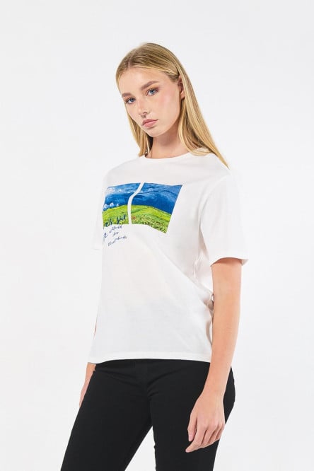 Camiseta crema manga corta con paisaje artístico