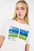 Camiseta crema manga corta con paisaje artístico