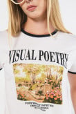 Camiseta crema manga corta con paisaje artístico en frente