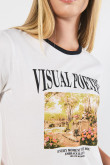 Camiseta crema manga corta con paisaje artístico en frente