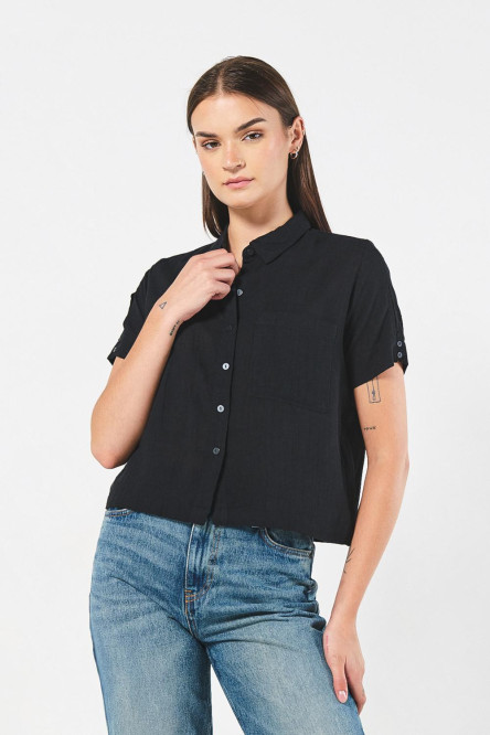 Blusa crop top unicolor con cuello camisero y manga corta