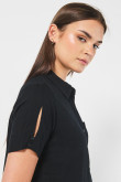 Blusa crop top unicolor con cuello camisero y manga corta