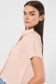 Blusa crop top unicolor con cuello camisero y manga corta