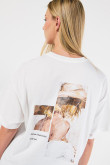 Camiseta oversize crema con diseño artístico en espalda