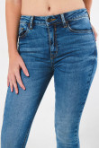 Jean push up azul claro con realce, bolsillos y tiro alto