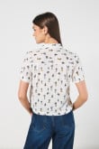 Blusa unicolor estampada crop top con manga corta