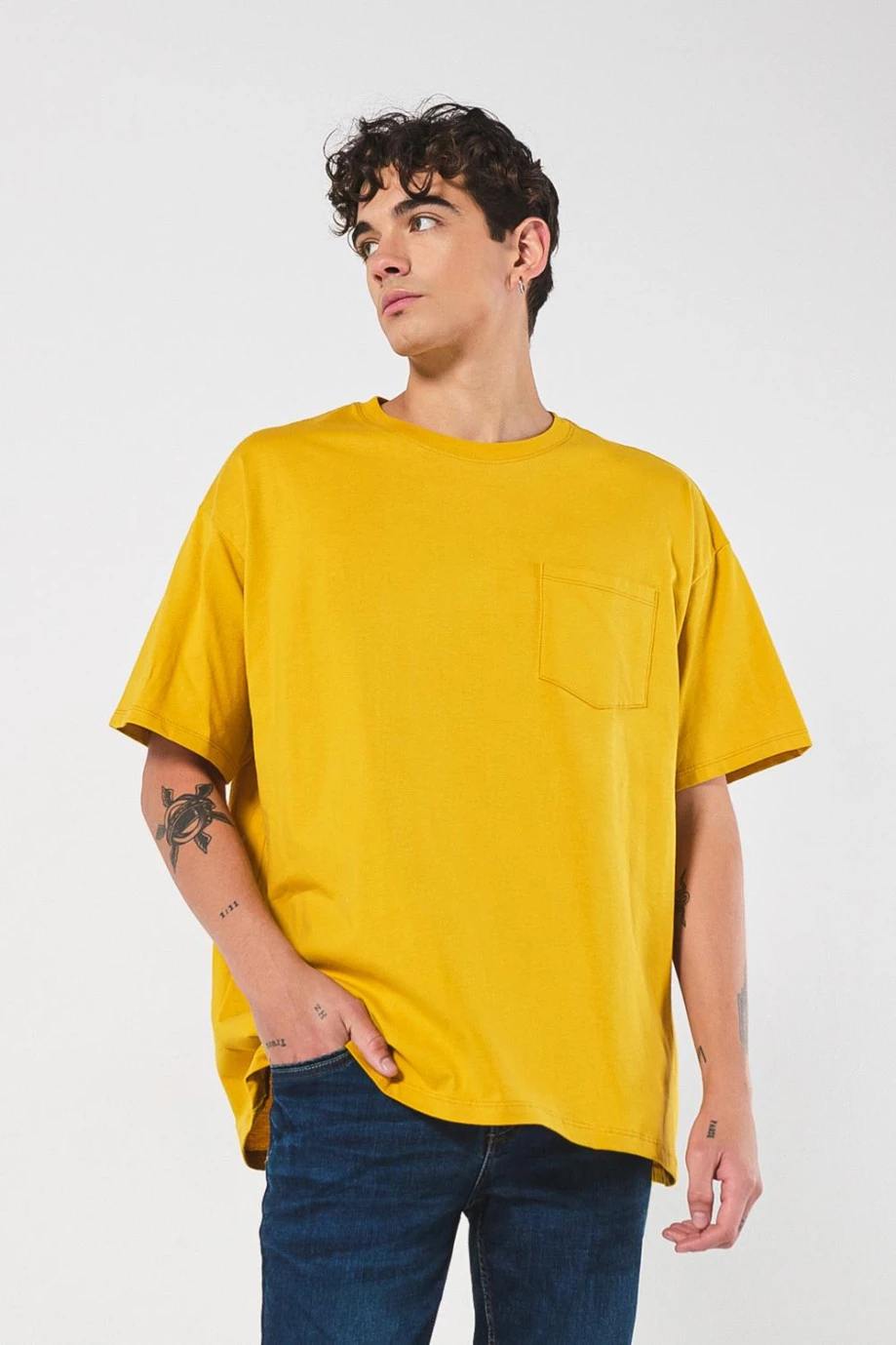 Camiseta oversize unicolor garment dye con bolsillo