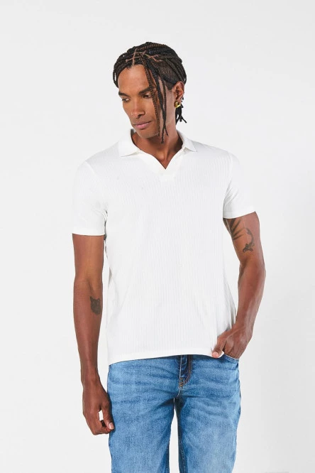 Camiseta crema polo con texturas acanaladas y manga corta