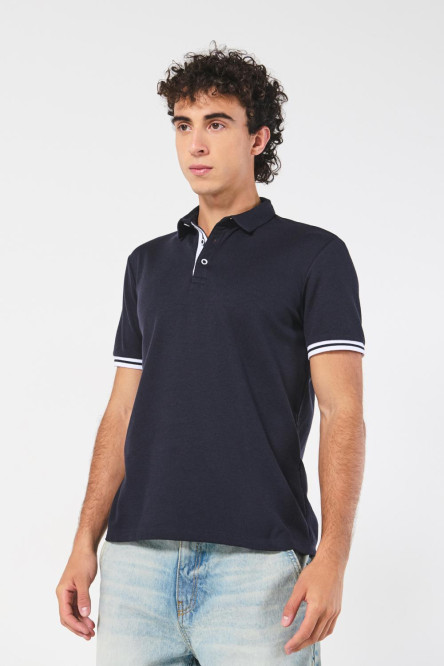 Camiseta azul intensa polo con marquilla tejida decorativa